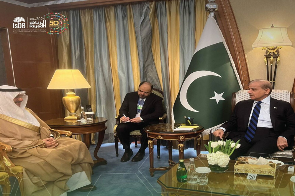 رئيس الوزراء الباكستاني ورئيس مجموعة البنك الإسلامي للتنمية يبحثان تعزيز علاقات التعاون